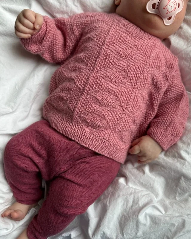 Begränsat erbjudande "ESTHER SWEATER BABY" stickad i Sunday 0mån-4år från PetiteKnit