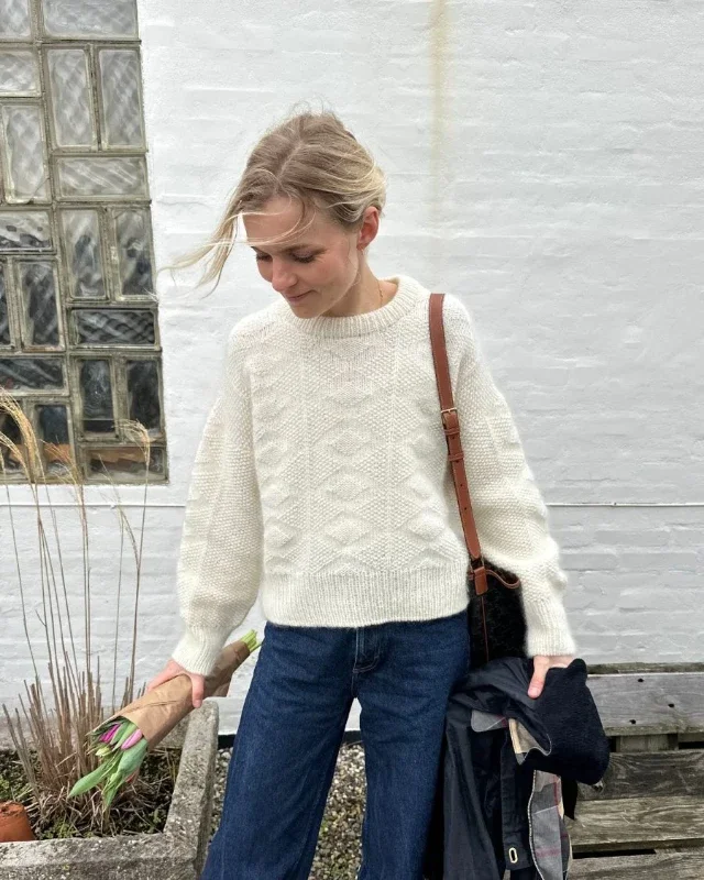 Begränsat antal "ESTHER SWEATER" stickad i Peer Gynt från PetiteKnit