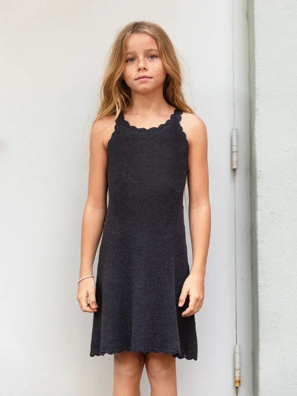 "LINNEA DRESS JUNIOR" stickad i Tynn Line 2405-1 Snabb frakt