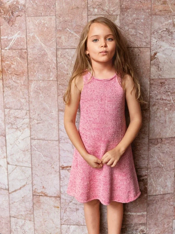 "MINNIE DRESS JUNIOR" stickad med en tråd mandarin Petit och en tråd Tynn Line 2405-2 I lager