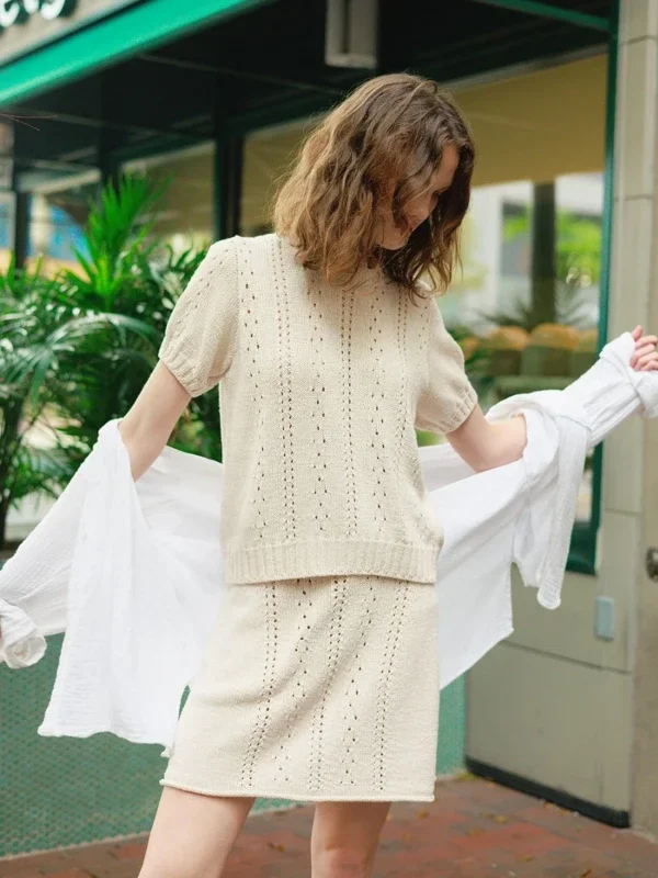 Köp online "CORNELIA SKIRT" & "CORNELIA TEE" stickad i Line 2404-9a +9b