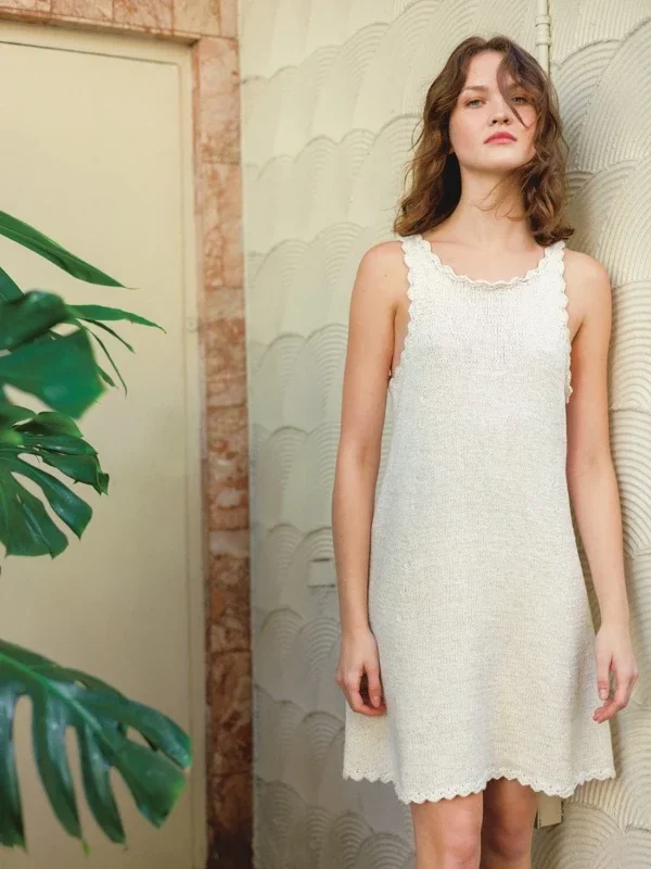 "LINNEA DRESS" stickad i en tråd Mandarin Petite och en tråd Tynn Line 2404-1 Fynd