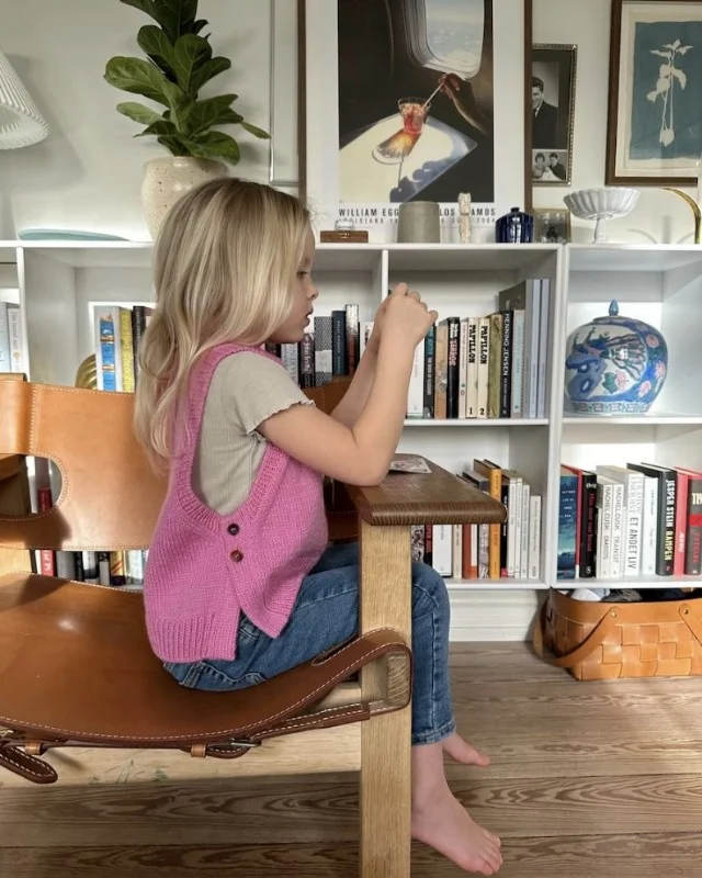 ”LULU SLIPOVER JUNIOR” stickad i Peer Gynt eller Double Sunday Fynd