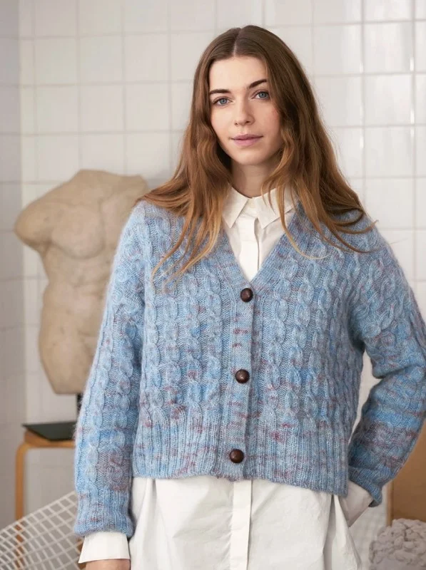 Beställ nu ”RIVER CARDIGAN” stickad med en tråd Tynn Peer Gynt och 1 tråd Tynn Silk Mohair 2403-2A