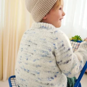 "DEBUTANT SWEATER JUNIOR" stickad i Poppy nr.5A Nyhet
