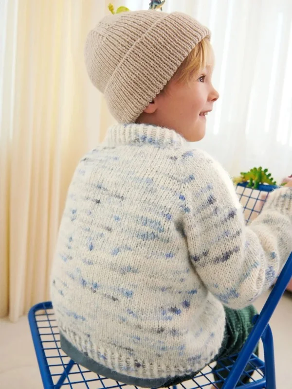 "DEBUTANT SWEATER JUNIOR" stickad i Poppy nr.5A Nyhet