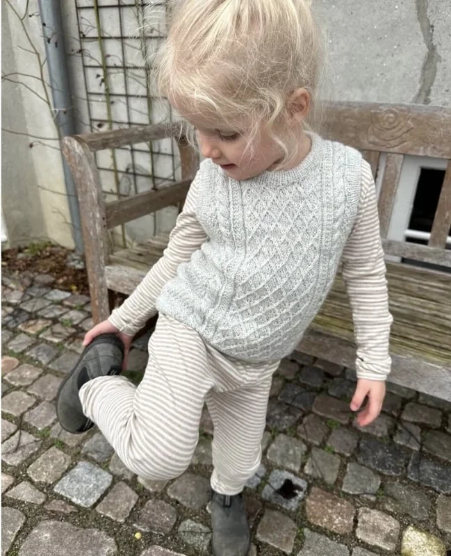 Erbjudandepris ”MOBY SLIPOVER MINI” stickad i Tynn Peer Gynt eller Sunday