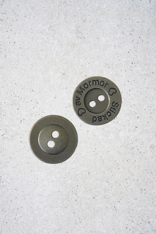 Nedsatt pris Knapp "Stickad av Mormor" Antik Silver Metall 15mm
