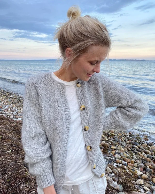 Outlet Novice Cardigan - Chunky Edition i KOS och Tynn Silk Mohair från PetiteKnit