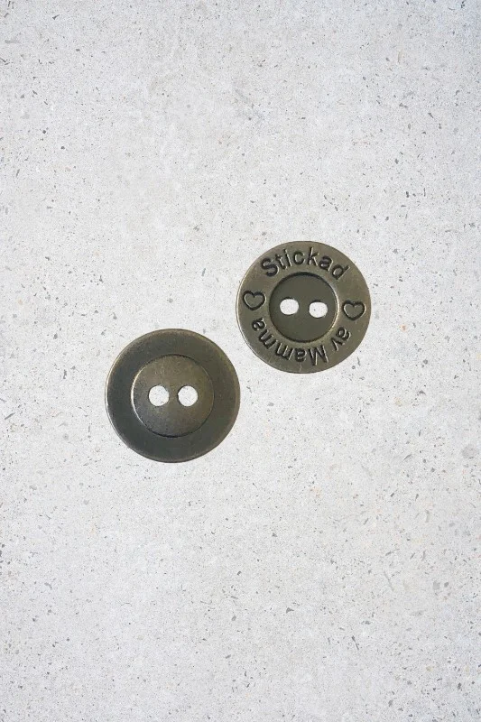 Snabb leverans Knapp i Silver Metall "Stickad av Mamma" 15mm
