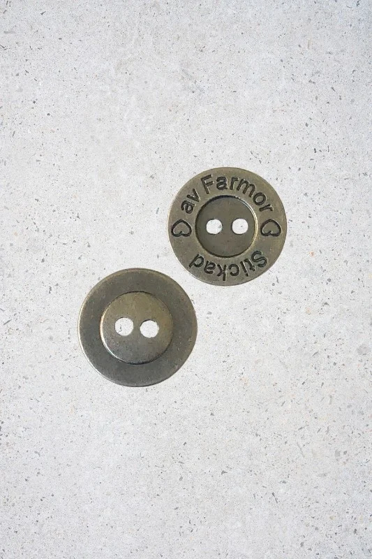 Knapp i Silver Metall "Stickad av Farmor" 15mm Erbjudandepris
