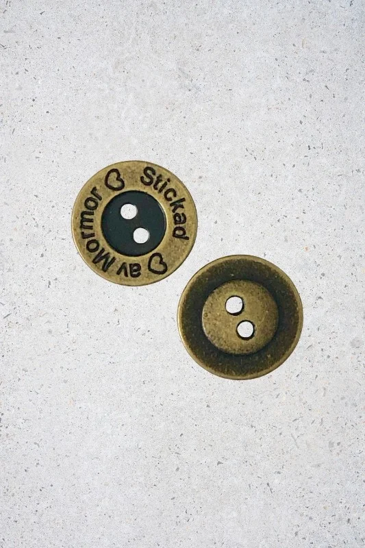 Erbjudandepris Knapp i antik mässing "Stickad av Mormor" 15mm