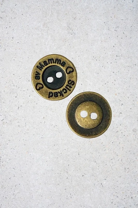 Knapp i antik mässing "Stickad av Mamma" 15mm Extra rabatt