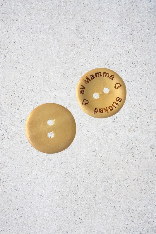 Nedsatt pris Träknapp "Stickad av Mamma" 20mm