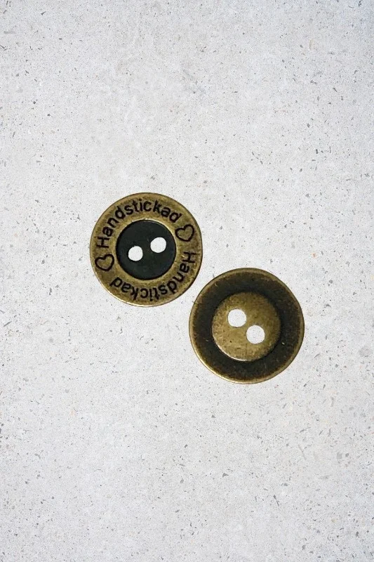 Beställ idag Knapp i antik mässing "handstickad" 15mm