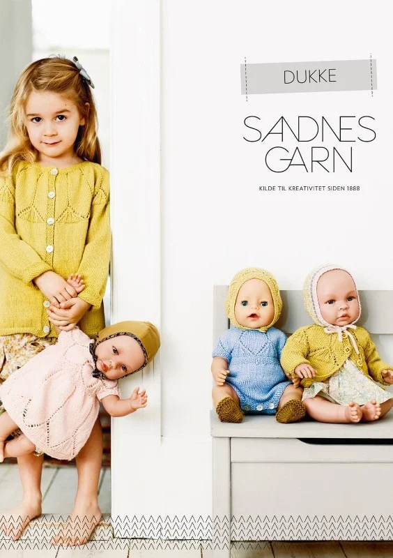 Rabatt Mönsterkatalog med dock kläder från Sandnes Garn Tema 54
