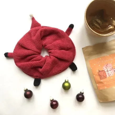 Twisted Santa Scrunchie av Rito Krea – Scrunchie stick- och virkmönster Billigare