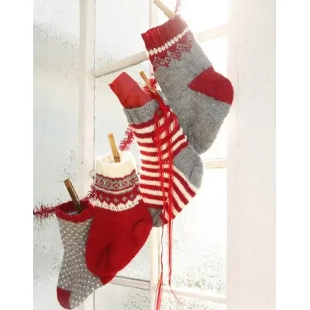 Adventsstrumpor by DROPS Design – Kalenderstrumpor Julpynt Stickbeskrivning Rabatter