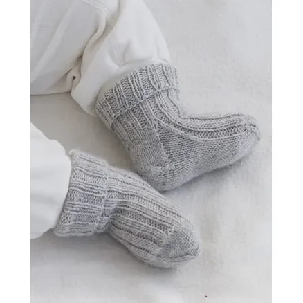 Reapris Little Pearl Socks by DROPS Design – Baby sockar Stickmönster str. 0/1 mån – 3/4 år