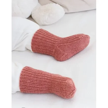 Endast denna vecka Rosy Cheeks Socks by DROPS Design – Baby sockar Stickmönster str. 0/1 mån – 3/4 år