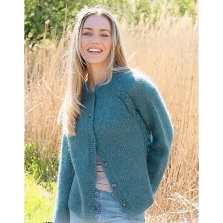 Cabled Bliss Cardigan by DROPS Design – Cardigan Stickmönster str. S – XXXL Nedsatt pris