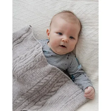 Rabatt Cosy Twists by DROPS Design – Baby Filt Stickmönster 65-80 cm