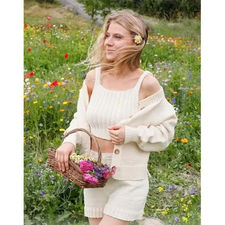 Erbjudandepris Prairie Rose Set by DROPS Design – Topp og Shorts Set Stickmönster str. S – XXXL