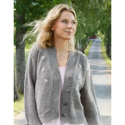 Rabatter Shy Daisy Cardigan by DROPS Design – Cardigan Stickmönster str. S – XXXL