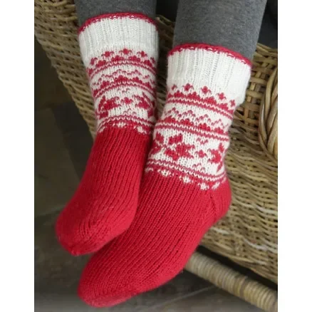 Merry & Warm by Drops Design – Strumpor Stickmönster storlek 32/34 – 41/43 Lägg i varukorgen