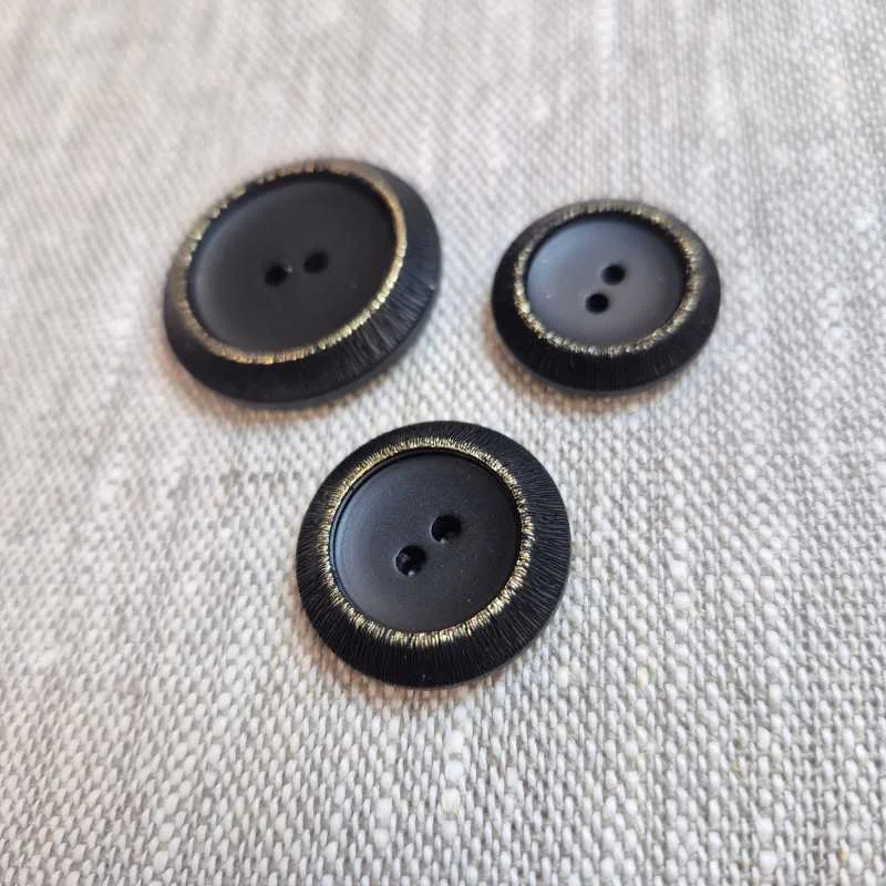 Modeknapp 2 hål Svart med guldring Rea