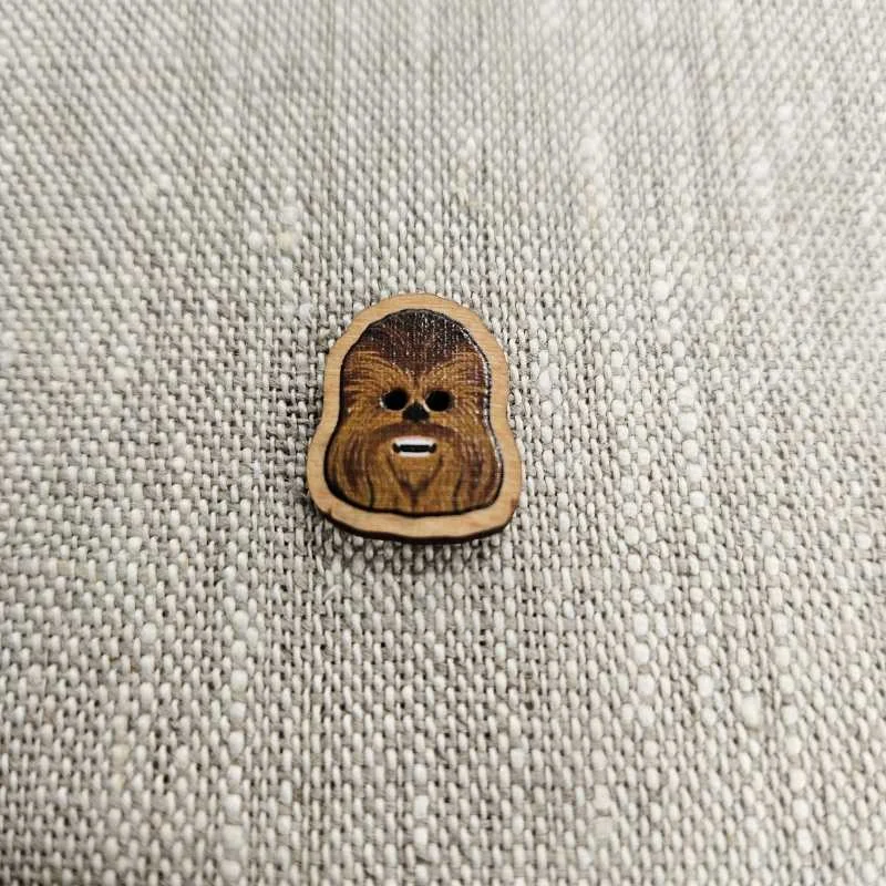 Träknapp 2 hål Chewbacca Endast denna vecka