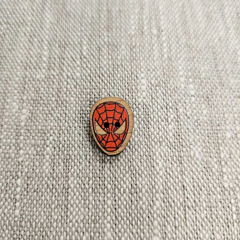 Handla nu Träknapp 2 hål Spiderman