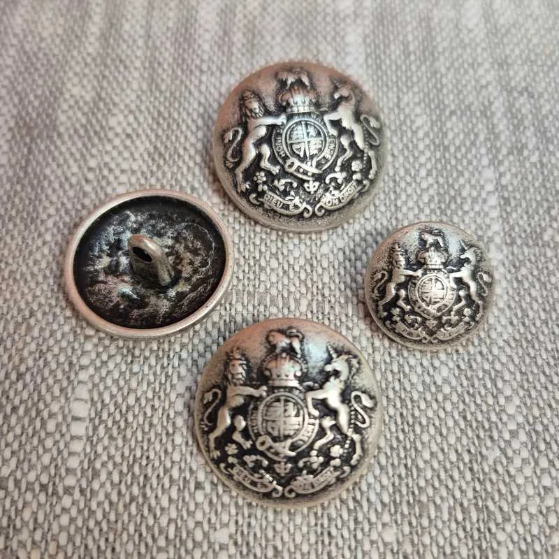 Rabatter Metallknapp med hals Heraldiskt motiv - Antik silver