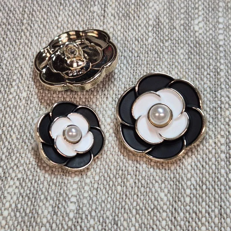 Kampanj Dekorknapp med hals, Blomma med pärla - Svart, vit, silver