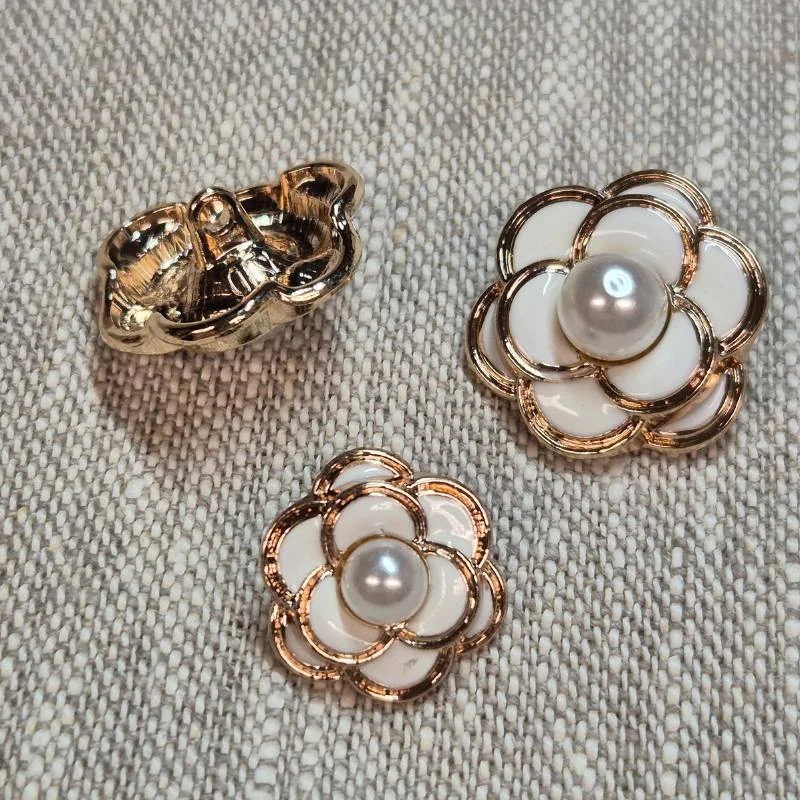 Dekorknapp med hals - Blomma med pärla - Vit och guld Begränsat antal