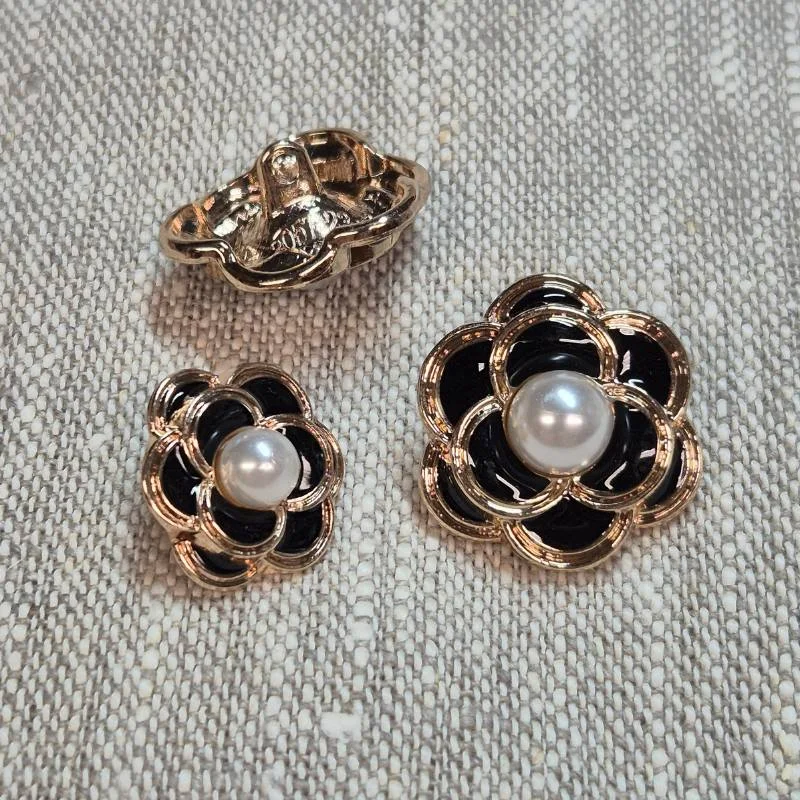 Dekorknapp med hals - Blomma med pärla - Svart och guld Beställ nu